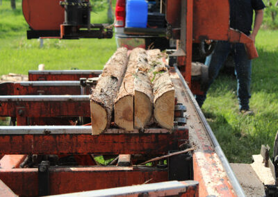 Coupe de lots de morceaux de bois