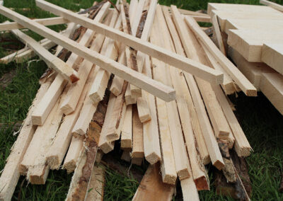 Amas de poteaux de bois utilisé pour la division du paquetage