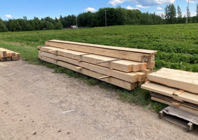 Réalisation de poutres de bois livrées au client
